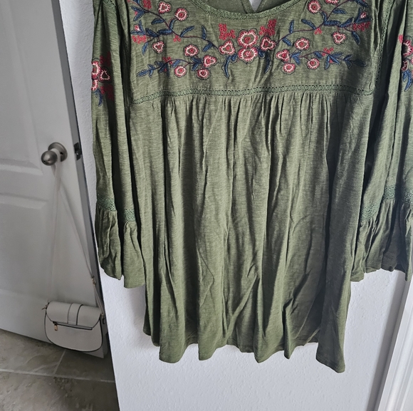 Tops - Picture 1 of 4